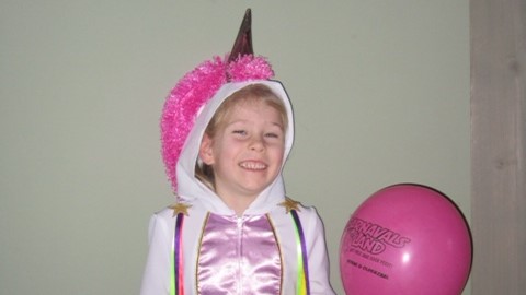 Fay in een unicorn jurkje als carnavalskleding