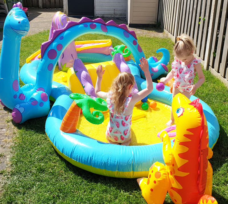 Met deze leuke zwembadjes creëer je een compleet waterpretpark in je achtertuin..